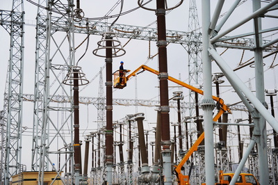 9月20日,在750千伏伊犁變電站內(nèi),作業(yè)人員正在為伊犁-博州-烏蘇-鳳凰II回750千伏輸變電工程投運(yùn)做準(zhǔn)備。馬元 攝